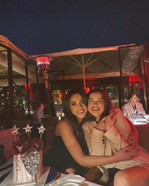 Gülderen Güler Instagram - bu guzel fotolari storyde harcayamazdim shshshhshs
dogum gunun kutlu olsun cicegim🌸
her senen bir oncekinden daha guzel olsun.
 iyi ki dogdun, iyi ki benim canim arkadasim oldun💜
birlikte cok guzel dolu dolu yillarimiz olsun💕