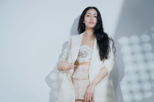 Gabby Instagram - @vocemagazine 旅コスメや黒髪ロングを綺麗に保つマストアイテムなど‼︎ 美容についてたっぷり紹介してます🧳💕 インタビュー記事もUPされたのでぜひ見てください🫶