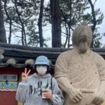 Gabee Instagram - 삼십 대쯤 되니 내가 나에 대해서 아주 잘 알고 있다고 생각하게 되었다, 내가 뭘 좋아하는지 내가 뭘 싫어하는지, 내가 어떤 사람이고 어떤 성향인지, 내가 보통 어떻게 생각하고 어떻게 행동하는지에 대한 그런 것들,,, 나는 나에 대해 거의 완벽하게 파악하고 있다고 생각했다. 그런데 참 이상하다, 전엔 싫었던 것들이 좋아지기 시작하고, 전엔 그러지 않았는데 그러게 된 것들이 생기기 시작한다. 이해가 되지 않았던 것들이 또 하나둘씩 이해가 되기도 한다. 그런 것들이 늘어가기 시작하면서 ‘아, 나 이런 것도 좋아하는 사람이구나’ ‘내가 이런 마음도 있구나‘ 하고 생각하게 된다. 그러한 것들이 나의 또 다른 취미가 되고 취향이 되는데 그것이 삶을 참 다채롭고 풍성하게 만들어주는구나 하고 느꼈다. 결론은 31살이 되어서도 새로운 내 모습을 발견하는 재미는 대단하다는 것이다… 생각난 것을 끄적여 보았는데 글솜씨가 없어 마무리를 못 짓겠다,,, 이것도 새로이 알게 된 나의 모습,,, 하여튼,,, 그럼,,, 이만