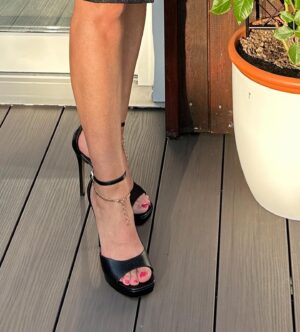 Gabriela Partyšová Instagram - Boty Aldo nosím dlouhá léta a to hlavně proto,že v nich můžu moderovat dlouhé hodiny na vysokých podpatcích a nebolí mě nohy👠👡 Mám pro vás slevový kód:GABRIELA20 na Aldoshoes.cz… @westfieldchodovofficial #aldo #vysokeboty #boty #spoluprace