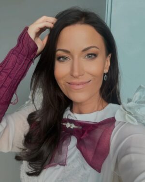 Gabriela Partyšová Instagram - Připravuji se na roli Královny Popelky v Muzikálu Kapka medu pro Verunku v @hudebnidivadlokarlin 💃🕺