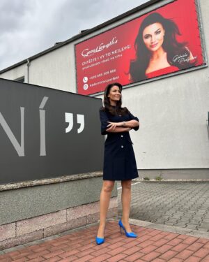 Gabriela Partyšová Instagram - Profese moderátorky,která je velmi barevná,mě předurčuje k tomu,dbát o svůj zevnějšek .Neustále se musím starat o tento můj
pracovní nástroj.Pečuji o svůj obličej,zuby,tělo a vlasy.A posledně jmenované...VLASY...jsou celoživotně moji SLABINOU. A proto jsem si našla SABINU,která tuto moji SLABINU zahustila a prodloužila metodou Greatlengths .Kvalita vlásků Greatlengths je vlastně  nesrovnatelná ze všemi ostatními metodami.Věřte mi,všechny jsem už za 26 let působení v TV vyzkoušela.Děkuji celému týmu i majitelce Janě z Kadeřnictví  Perfekt...za dokonalou péči o moje vlásky.Moc ráda za nimi do Hradce jezdím. @sabi_matejovska @greatlengthscz @kadernickysalonperfekt