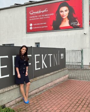 Gabriela Partyšová Instagram - Profese moderátorky,která je velmi barevná,mě předurčuje k tomu,dbát o svůj zevnějšek .Neustále se musím starat o tento můj
pracovní nástroj.Pečuji o svůj obličej,zuby,tělo a vlasy.A posledně jmenované...VLASY...jsou celoživotně moji SLABINOU. A proto jsem si našla SABINU,která tuto moji SLABINU zahustila a prodloužila metodou Greatlengths .Kvalita vlásků Greatlengths je vlastně  nesrovnatelná ze všemi ostatními metodami.Věřte mi,všechny jsem už za 26 let působení v TV vyzkoušela.Děkuji celému týmu i majitelce Janě z Kadeřnictví  Perfekt...za dokonalou péči o moje vlásky.Moc ráda za nimi do Hradce jezdím. @sabi_matejovska @greatlengthscz @kadernickysalonperfekt
