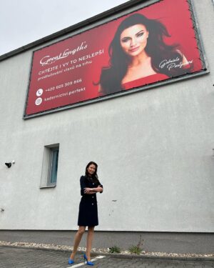 Gabriela Partyšová Instagram - Profese moderátorky,která je velmi barevná,mě předurčuje k tomu,dbát o svůj zevnějšek .Neustále se musím starat o tento můj
pracovní nástroj.Pečuji o svůj obličej,zuby,tělo a vlasy.A posledně jmenované...VLASY...jsou celoživotně moji SLABINOU. A proto jsem si našla SABINU,která tuto moji SLABINU zahustila a prodloužila metodou Greatlengths .Kvalita vlásků Greatlengths je vlastně  nesrovnatelná ze všemi ostatními metodami.Věřte mi,všechny jsem už za 26 let působení v TV vyzkoušela.Děkuji celému týmu i majitelce Janě z Kadeřnictví  Perfekt...za dokonalou péči o moje vlásky.Moc ráda za nimi do Hradce jezdím. @sabi_matejovska @greatlengthscz @kadernickysalonperfekt