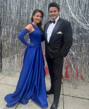 Gabriela Partyšová Instagram - Děkuji za možnost moderovat s @miroslav.simunek krásnou akci @fashionnightbrno 💙 Tentokrát jsem oblékla šaty od @miroslav.michael.knot …cítila jsem se skvěle… @jj68jaromirjagr @simona.dockalova @korbicka_sperky