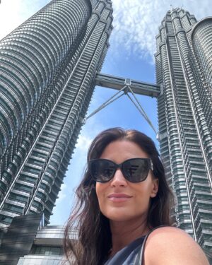 Gabriela Partyšová Instagram - Přelom roku jsem trávila v Malajsii,na místech,které jsem si přála už dlouho vidět.Ikonická budova Petronas Towers, také známé jako Petronas Twin Towers, je dvojice postmoderních mrakodrapů v Kuala Lumpuru, hlavním městě Malajsie. Jejich výška je 452 m. V letech 1996 až 2004 se jednalo o nejvyšší budovy na světě. V roce 2017 byly mezi nejvyššími mrakodrapy světa na 18. místě.
Viděli jsme i ještě pár týdnů veřejnosti nedostupnou druhou nejvyšší budovu světa Merdeka 118,měřící 679 m.
Děkuji každý den tam nahoru…že mohu cestovat se svými nejbližšími a poznávat svět… Děkuji @elitevoyagecz @amazing_kualalumpur @merdeka118 @petronastowers