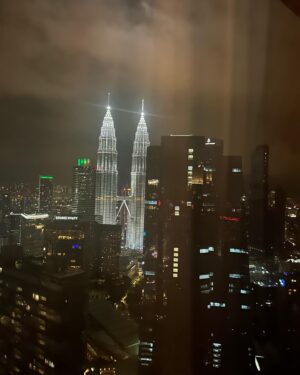 Gabriela Partyšová Instagram - Přelom roku jsem trávila v Malajsii,na místech,které jsem si přála už dlouho vidět.Ikonická budova Petronas Towers, také známé jako Petronas Twin Towers, je dvojice postmoderních mrakodrapů v Kuala Lumpuru, hlavním městě Malajsie. Jejich výška je 452 m. V letech 1996 až 2004 se jednalo o nejvyšší budovy na světě. V roce 2017 byly mezi nejvyššími mrakodrapy světa na 18. místě.
Viděli jsme i ještě pár týdnů veřejnosti nedostupnou druhou nejvyšší budovu světa Merdeka 118,měřící 679 m.
Děkuji každý den tam nahoru…že mohu cestovat se svými nejbližšími a poznávat svět… Děkuji @elitevoyagecz @amazing_kualalumpur @merdeka118 @petronastowers