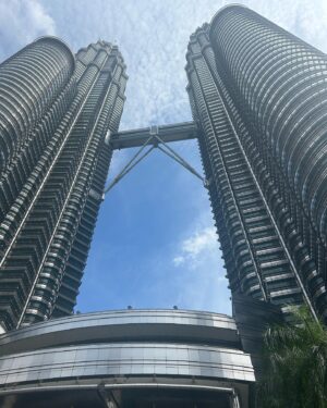 Gabriela Partyšová Instagram - Přelom roku jsem trávila v Malajsii,na místech,které jsem si přála už dlouho vidět.Ikonická budova Petronas Towers, také známé jako Petronas Twin Towers, je dvojice postmoderních mrakodrapů v Kuala Lumpuru, hlavním městě Malajsie. Jejich výška je 452 m. V letech 1996 až 2004 se jednalo o nejvyšší budovy na světě. V roce 2017 byly mezi nejvyššími mrakodrapy světa na 18. místě.
Viděli jsme i ještě pár týdnů veřejnosti nedostupnou druhou nejvyšší budovu světa Merdeka 118,měřící 679 m.
Děkuji každý den tam nahoru…že mohu cestovat se svými nejbližšími a poznávat svět… Děkuji @elitevoyagecz @amazing_kualalumpur @merdeka118 @petronastowers