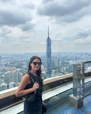 Gabriela Partyšová Instagram - Přelom roku jsem trávila v Malajsii,na místech,které jsem si přála už dlouho vidět.Ikonická budova Petronas Towers, také známé jako Petronas Twin Towers, je dvojice postmoderních mrakodrapů v Kuala Lumpuru, hlavním městě Malajsie. Jejich výška je 452 m. V letech 1996 až 2004 se jednalo o nejvyšší budovy na světě. V roce 2017 byly mezi nejvyššími mrakodrapy světa na 18. místě.
Viděli jsme i ještě pár týdnů veřejnosti nedostupnou druhou nejvyšší budovu světa Merdeka 118,měřící 679 m.
Děkuji každý den tam nahoru…že mohu cestovat se svými nejbližšími a poznávat svět… Děkuji @elitevoyagecz @amazing_kualalumpur @merdeka118 @petronastowers
