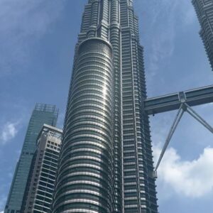 Gabriela Partyšová Instagram - Přelom roku jsem trávila v Malajsii,na místech,které jsem si přála už dlouho vidět.Ikonická budova Petronas Towers, také známé jako Petronas Twin Towers, je dvojice postmoderních mrakodrapů v Kuala Lumpuru, hlavním městě Malajsie. Jejich výška je 452 m. V letech 1996 až 2004 se jednalo o nejvyšší budovy na světě. V roce 2017 byly mezi nejvyššími mrakodrapy světa na 18. místě.
Viděli jsme i ještě pár týdnů veřejnosti nedostupnou druhou nejvyšší budovu světa Merdeka 118,měřící 679 m.
Děkuji každý den tam nahoru…že mohu cestovat se svými nejbližšími a poznávat svět… Děkuji @elitevoyagecz @amazing_kualalumpur @merdeka118 @petronastowers