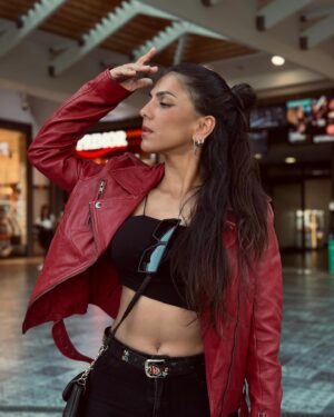 Gabriela Santana Instagram - Aquela que adia tanto a ida ao shopping que quando não pode adiar mais, tem de ficar um dia inteiro e gastar um rim 🥲

Com o meu casaquinho lindo: @pelesj.moura