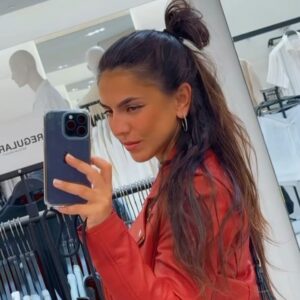 Gabriela Santana Instagram - Aquela que adia tanto a ida ao shopping que quando não pode adiar mais, tem de ficar um dia inteiro e gastar um rim 🥲

Com o meu casaquinho lindo: @pelesj.moura
