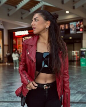 Gabriela Santana Instagram - Aquela que adia tanto a ida ao shopping que quando não pode adiar mais, tem de ficar um dia inteiro e gastar um rim 🥲

Com o meu casaquinho lindo: @pelesj.moura