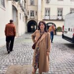 Gabriela Barros Instagram - Deixo-vos aqui alguns momentos de bastidores da nossa série SEMPRE que estreou ontem na @rtppt e na @primevideopt . Obrigada @manelpureza por mais este desafio gigante que me lançaste e que graças a ti e à @tristao_rita , mais uma vez, o que parecia ser impossível tornou-se fazível. Amo trabalhar convosco!!! Ao @luisfilipeborges pelo texto soberbo que escreveu para o meu episódio ! Obrigada obrigada!!!👏🏻👏🏻👏🏻👏🏻 Parabéns aos outros 2 autores da série @luislobaoferreira e @pasteldbacalhau . Obrigada a toda a equipa da @coyotevadio e a todos os sectores que trabalharam arduamente para celebrar e ajudar a relembrar este 25 de Abril da forma mais correta e bonita. Para mim, SEMPRE arte. SEMPRE amor. SEMPRE respeito. SEMPRE liberdade. SEMPRE ♥️