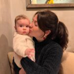 Gabriela Barros Instagram - Feliz dia da Mãe a mim, à minha, à mãe da minha mãe e a todas mães incríveis que todos os dias cuidam, educam, dão colo, vêem-se à rasca, celebram os seus pequeninos, brincam com eles, arranjam tempo onde não existe para estar com eles. Eu vou tentando ser para a Laura tudo o que a minha mãe e avó foram para mim. Vou tentando… Sei que eu e o meu irmão tivemos muita sorte. Amo-te muito mãe ❤️ Je t’aime à mourir!