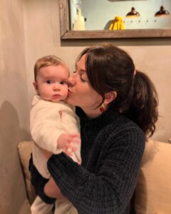 Gabriela Barros Instagram - Feliz dia da Mãe a mim, à minha, à mãe da minha mãe e a todas mães incríveis que todos os dias cuidam, educam, dão colo, vêem-se à rasca, celebram os seus pequeninos, brincam com eles, arranjam tempo onde não existe para estar com eles. Eu vou tentando ser para a Laura tudo o que a minha mãe e avó foram para mim. Vou tentando… Sei que eu e o meu irmão tivemos muita sorte. Amo-te muito mãe ❤️ Je t’aime à mourir!