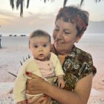 Gabriela Barros Instagram - Feliz dia da Mãe a mim, à minha, à mãe da minha mãe e a todas mães incríveis que todos os dias cuidam, educam, dão colo, vêem-se à rasca, celebram os seus pequeninos, brincam com eles, arranjam tempo onde não existe para estar com eles. Eu vou tentando ser para a Laura tudo o que a minha mãe e avó foram para mim. Vou tentando… Sei que eu e o meu irmão tivemos muita sorte. Amo-te muito mãe ❤️ Je t’aime à mourir!