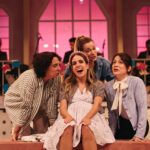 Gabriela Barros Instagram - MÃE, Estreio hoje um musical chamado MÃES, em que MÃES falam com outras MÃES sobre esta grande loucura que é ser-se MÃE! Vens, não vens MÃE? E já agora estendo o meu convite a TODA A GENTE porque é mesmo um espectáculo para todos! Encenado pelo talentosisisisisissimo @ricardo_neves_neves de quem já era muito fã e mais fã fiquei desde que sei que aquele cabelo cor prata é mesmo dele! Com as minhas maravilhosas, fabulásticas Co Stareéeezzzz⭐️ @cloeana @raquel.tillo e @xuxa_jackson e acompanhadas ao vivo, dos melhores músicos @guimaraesartur @tom_neiva e @andrerebelogalvao. Texto adaptado pelo oh so wonderful @henrique.dias.etc e produzido pela nossa incrível @fproducao ❤️ Obrigada querida @dianavazt por toda a paciência e mega profissionalismo! Musical “MÃES” de 5a a sábado às 21h. Domingos 17h. No @teatrovillaret . Cá vos esperamos!!!