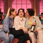 Gabriela Barros Instagram - MÃE, Estreio hoje um musical chamado MÃES, em que MÃES falam com outras MÃES sobre esta grande loucura que é ser-se MÃE! Vens, não vens MÃE? E já agora estendo o meu convite a TODA A GENTE porque é mesmo um espectáculo para todos! Encenado pelo talentosisisisisissimo @ricardo_neves_neves de quem já era muito fã e mais fã fiquei desde que sei que aquele cabelo cor prata é mesmo dele! Com as minhas maravilhosas, fabulásticas Co Stareéeezzzz⭐️ @cloeana @raquel.tillo e @xuxa_jackson e acompanhadas ao vivo, dos melhores músicos @guimaraesartur @tom_neiva e @andrerebelogalvao. Texto adaptado pelo oh so wonderful @henrique.dias.etc e produzido pela nossa incrível @fproducao ❤️ Obrigada querida @dianavazt por toda a paciência e mega profissionalismo! Musical “MÃES” de 5a a sábado às 21h. Domingos 17h. No @teatrovillaret . Cá vos esperamos!!!