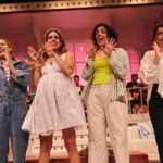 Gabriela Barros Instagram - MÃE, Estreio hoje um musical chamado MÃES, em que MÃES falam com outras MÃES sobre esta grande loucura que é ser-se MÃE! Vens, não vens MÃE? E já agora estendo o meu convite a TODA A GENTE porque é mesmo um espectáculo para todos! Encenado pelo talentosisisisisissimo @ricardo_neves_neves de quem já era muito fã e mais fã fiquei desde que sei que aquele cabelo cor prata é mesmo dele! Com as minhas maravilhosas, fabulásticas Co Stareéeezzzz⭐️ @cloeana @raquel.tillo e @xuxa_jackson e acompanhadas ao vivo, dos melhores músicos @guimaraesartur @tom_neiva e @andrerebelogalvao. Texto adaptado pelo oh so wonderful @henrique.dias.etc e produzido pela nossa incrível @fproducao ❤️ Obrigada querida @dianavazt por toda a paciência e mega profissionalismo! Musical “MÃES” de 5a a sábado às 21h. Domingos 17h. No @teatrovillaret . Cá vos esperamos!!!