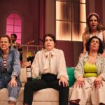 Gabriela Barros Instagram - MÃE, Estreio hoje um musical chamado MÃES, em que MÃES falam com outras MÃES sobre esta grande loucura que é ser-se MÃE! Vens, não vens MÃE? E já agora estendo o meu convite a TODA A GENTE porque é mesmo um espectáculo para todos! Encenado pelo talentosisisisisissimo @ricardo_neves_neves de quem já era muito fã e mais fã fiquei desde que sei que aquele cabelo cor prata é mesmo dele! Com as minhas maravilhosas, fabulásticas Co Stareéeezzzz⭐️ @cloeana @raquel.tillo e @xuxa_jackson e acompanhadas ao vivo, dos melhores músicos @guimaraesartur @tom_neiva e @andrerebelogalvao. Texto adaptado pelo oh so wonderful @henrique.dias.etc e produzido pela nossa incrível @fproducao ❤️ Obrigada querida @dianavazt por toda a paciência e mega profissionalismo! Musical “MÃES” de 5a a sábado às 21h. Domingos 17h. No @teatrovillaret . Cá vos esperamos!!!