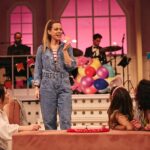 Gabriela Barros Instagram - MÃE, Estreio hoje um musical chamado MÃES, em que MÃES falam com outras MÃES sobre esta grande loucura que é ser-se MÃE! Vens, não vens MÃE? E já agora estendo o meu convite a TODA A GENTE porque é mesmo um espectáculo para todos! Encenado pelo talentosisisisisissimo @ricardo_neves_neves de quem já era muito fã e mais fã fiquei desde que sei que aquele cabelo cor prata é mesmo dele! Com as minhas maravilhosas, fabulásticas Co Stareéeezzzz⭐️ @cloeana @raquel.tillo e @xuxa_jackson e acompanhadas ao vivo, dos melhores músicos @guimaraesartur @tom_neiva e @andrerebelogalvao. Texto adaptado pelo oh so wonderful @henrique.dias.etc e produzido pela nossa incrível @fproducao ❤️ Obrigada querida @dianavazt por toda a paciência e mega profissionalismo! Musical “MÃES” de 5a a sábado às 21h. Domingos 17h. No @teatrovillaret . Cá vos esperamos!!!