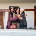 Gabriela Barros Instagram - Deixo-vos aqui alguns momentos de bastidores da nossa série SEMPRE que estreou ontem na @rtppt e na @primevideopt . Obrigada @manelpureza por mais este desafio gigante que me lançaste e que graças a ti e à @tristao_rita , mais uma vez, o que parecia ser impossível tornou-se fazível. Amo trabalhar convosco!!! Ao @luisfilipeborges pelo texto soberbo que escreveu para o meu episódio ! Obrigada obrigada!!!👏🏻👏🏻👏🏻👏🏻 Parabéns aos outros 2 autores da série @luislobaoferreira e @pasteldbacalhau . Obrigada a toda a equipa da @coyotevadio e a todos os sectores que trabalharam arduamente para celebrar e ajudar a relembrar este 25 de Abril da forma mais correta e bonita. Para mim, SEMPRE arte. SEMPRE amor. SEMPRE respeito. SEMPRE liberdade. SEMPRE ♥️