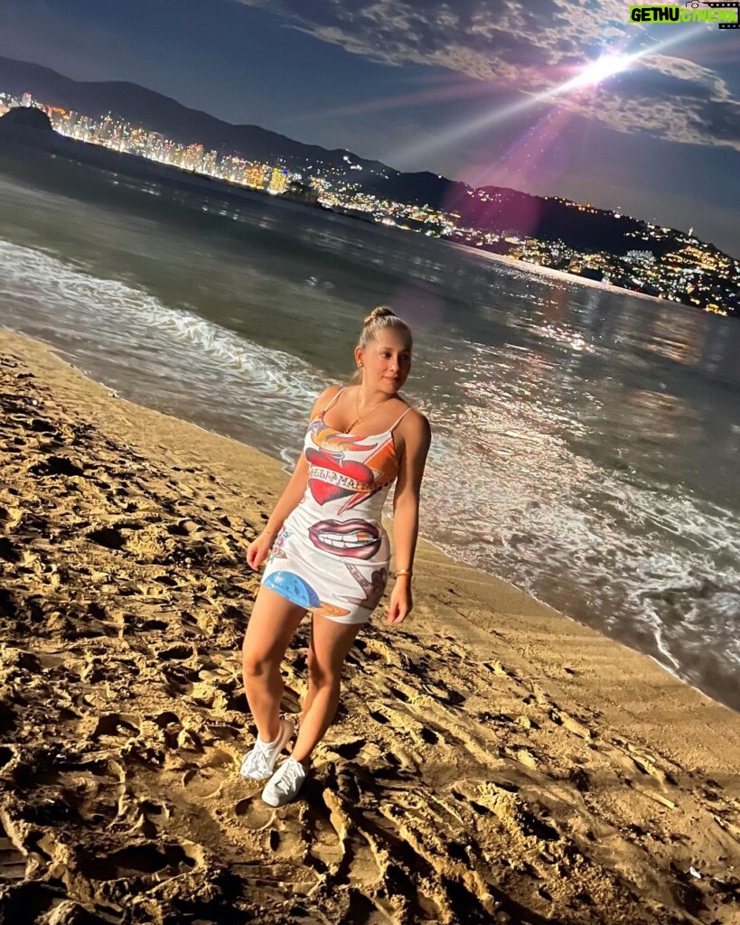 Gabriela Carrillo Instagram - #tbt aviéntame al mar!!! Me urge!!! 🧜🏼‍♀️