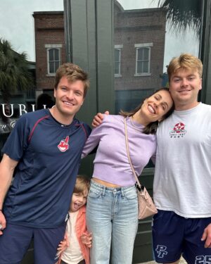 Gabriela Dias Instagram - The best weekend with my family celebrating my baby’s graduation 🧑‍🎓 and Mother’s Day! I feel blessed and proud. 🙏🏻💕•
Fim de semana lindo celebrando a graduação universitária da Lily e o dia das mães com minha família que eu amo!