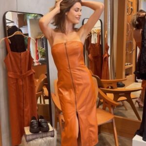 Gabriela Dias Instagram - Amei esse meu primeiro look que é um macacão em viscolinho super moderno e estiloso, oferecendo opções de uso tanto no casual quanto no esporte mais refinado. Meu segundo look é um vestido em em couro ecológico, com um fecho frontal mais arrojado. Qual é o seu preferido? •
I loved my first look, which is a super modern and stylish jumpsuit made of lightweight viscose, offering options for both casual and more refined sporty looks. My second look is a dress made of eco-leather, featuring a more daring front closure. Which one is your favorite? • #moda