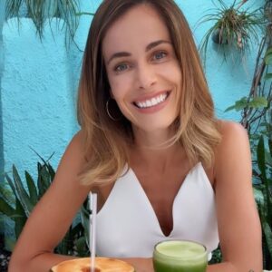 Gabriela Dias Instagram - O 🍋 é uma excelente fonte de vitamina C, que fortalece o sistema imunológico. Ele contém antioxidantes que ajudam a combater os radicais livres no corpo, reduzindo o estresse oxidativo e protegendo as células contra danos, estimula a produção de bile, que ajuda na digestão de alimentos. A vitamina C presente no limão é essencial para a produção de colágeno, que ajuda a manter a pele saudável e jovem. O limão contém pectina, uma fibra solúvel que pode ajudar a reduzir o apetite e promover a sensação de saciedade. Embora o limão seja ácido, ele tem um efeito alcalinizante no corpo, ajudando a equilibrar os níveis de pH e promover a saúde. •
O 🍍 é uma excelente fonte de vitamina C, que fortalece o sistema imunológico, auxilia na absorção de ferro e protege o corpo contra doenças. Ele contém bromelina, uma enzima que possui propriedades anti-inflamatórias. Isso pode ajudar a reduzir a inflamação em diversas partes do corpo, aliviando dores e desconfortos.  O abacaxi também contém fibras, que ajudam a regular o funcionamento do intestino, possui antioxidantes, como a vitamina C e os flavonoides, que ajudam a combater os radicais livres no corpo e prevenir danos celulares. O abacaxi contém betacaroteno, um antioxidante que é convertido em vitamina A no organismo. •
O abacaxi é uma excelente fonte de vitamina C, que fortalece o sistema imunológico, auxilia na absorção de ferro e protege o corpo contra doenças. Ele contém bromelina, uma enzima que possui propriedades anti-inflamatórias. Isso pode ajudar a reduzir a inflamação em diversas partes do corpo, aliviando dores e desconfortos.  O abacaxi também contém fibras, que ajudam a regular o funcionamento do intestino, possui antioxidantes, como a vitamina C e os flavonoides, que ajudam a combater os radicais livres no corpo e prevenir danos celulares. O abacaxi contém betacaroteno, um antioxidante que é convertido em vitamina A no organismo. •
A maçã 🍎 é uma excelente fonte de fibras alimentares, incluindo pectina, que ajuda a promover a saúde digestiva, prevenindo a constipação e promovendo a regularidade intestinal.