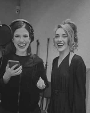 Gabriella Di Grecco Instagram - DIREÇÃO VOCAL É UMA DELÍCIA 🎤🎬🎶

Construindo a nova era das minhas panteras @digreccoficial elas tão vindo com uma proposta mais pé na porta e tudo que a gente expressa na nossa voz tem que estar a serviço dessa nova obra que vai ficar ó: DUCA 🌶️

Vá até o final do carrossel e pega a dica desse novo single 😉😈💨🔥💋

#direçãovocal #musica #voz