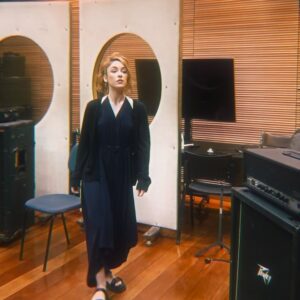 Gabriella Di Grecco Instagram - DIREÇÃO VOCAL É UMA DELÍCIA 🎤🎬🎶

Construindo a nova era das minhas panteras @digreccoficial elas tão vindo com uma proposta mais pé na porta e tudo que a gente expressa na nossa voz tem que estar a serviço dessa nova obra que vai ficar ó: DUCA 🌶️

Vá até o final do carrossel e pega a dica desse novo single 😉😈💨🔥💋

#direçãovocal #musica #voz