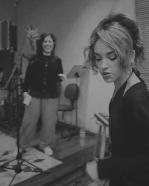 Gabriella Di Grecco Instagram - DIREÇÃO VOCAL É UMA DELÍCIA 🎤🎬🎶

Construindo a nova era das minhas panteras @digreccoficial elas tão vindo com uma proposta mais pé na porta e tudo que a gente expressa na nossa voz tem que estar a serviço dessa nova obra que vai ficar ó: DUCA 🌶️

Vá até o final do carrossel e pega a dica desse novo single 😉😈💨🔥💋

#direçãovocal #musica #voz