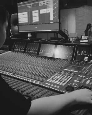 Gabriella Di Grecco Instagram - DIREÇÃO VOCAL É UMA DELÍCIA 🎤🎬🎶

Construindo a nova era das minhas panteras @digreccoficial elas tão vindo com uma proposta mais pé na porta e tudo que a gente expressa na nossa voz tem que estar a serviço dessa nova obra que vai ficar ó: DUCA 🌶️

Vá até o final do carrossel e pega a dica desse novo single 😉😈💨🔥💋

#direçãovocal #musica #voz