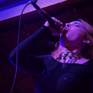 Gabriella Di Grecco Instagram - A MÚSICA SALVA 🤟🎤🎶

Muito honrada em participar do show de estreia do meu irmão da vida @rhenerfreitas !
Amigo, que o seu caminhar seja pura luz e abundância! Conte comigo pro que der e vier!

Quanta gente linda na plateia desse showzão na @casarockambole produzido pelos parças da @otzisounds ! Quem tava lá batendo cabeça também? Kkkkkk

Still pelo lindo olhar do @_igorcosta