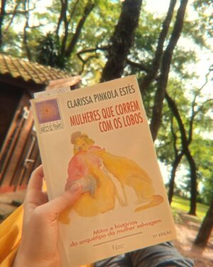Gabriella Di Grecco Instagram - SOMOS TODAS MULHERES SELVAGENS

“O arquétipo da Mulher Selvagem, bem como tudo o que está por trás dele, é o benfeitor de todas as pintoras, escritoras, escultoras, dançarinas, pensadoras, rezadeiras, de todas as que procuram e as que encontram, pois elas todas se dedicam a inventar, e essa é a principal ocupação da Mulher Selvagem. Como toda arte, ela é visceral, não cerebral. Ela sabe rastrear e correr, convocar e repelir. Ela sabe sentir, disfarçar e amar profundamente. Ela é intuitiva, típica e normativa. Ela é totalmente essencial à saúde mental e espiritual da mulher.”

Isso é só um lembrete pra, esse mês, te recordar que nossa liberdade é um direito inato. Somos selvagens porque a nossa alma nunca esteve sujeita à domesticação imposta pelo mundo.