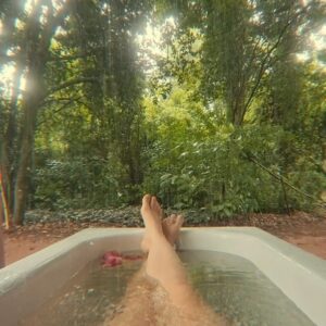Gabriella Di Grecco Instagram - SOMOS TODAS MULHERES SELVAGENS

“O arquétipo da Mulher Selvagem, bem como tudo o que está por trás dele, é o benfeitor de todas as pintoras, escritoras, escultoras, dançarinas, pensadoras, rezadeiras, de todas as que procuram e as que encontram, pois elas todas se dedicam a inventar, e essa é a principal ocupação da Mulher Selvagem. Como toda arte, ela é visceral, não cerebral. Ela sabe rastrear e correr, convocar e repelir. Ela sabe sentir, disfarçar e amar profundamente. Ela é intuitiva, típica e normativa. Ela é totalmente essencial à saúde mental e espiritual da mulher.”

Isso é só um lembrete pra, esse mês, te recordar que nossa liberdade é um direito inato. Somos selvagens porque a nossa alma nunca esteve sujeita à domesticação imposta pelo mundo.