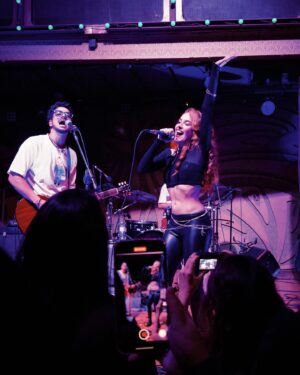 Gabriella Di Grecco Instagram - A MÚSICA SALVA 🤟🎤🎶

Muito honrada em participar do show de estreia do meu irmão da vida @rhenerfreitas !
Amigo, que o seu caminhar seja pura luz e abundância! Conte comigo pro que der e vier!

Quanta gente linda na plateia desse showzão na @casarockambole produzido pelos parças da @otzisounds ! Quem tava lá batendo cabeça também? Kkkkkk

Still pelo lindo olhar do @_igorcosta