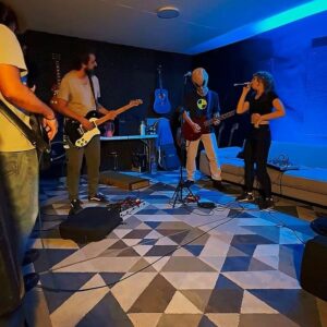 Gabriella Di Grecco Instagram - A MÚSICA SALVA
Literalmente ❤️

Amanhã to colando no show do meu irmão @rhenerfreitas e junto com os talentosos @mathbasso @arthxrmutanen vamos ajudar a quem precisa no RS com uma sonzera braba!!!

SÓ VEM QUE O INGRESSO É GRÁTIS!
quando: 17/5
onde: @casarockambole 
ingressos: gratis no site   levar um item de limpeza/higiene

Quem vai tá lá pra eu dar um abraço? 🤸‍♀️✨❤️