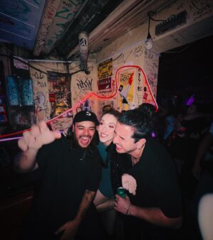 Gabriella Di Grecco Instagram - Quantos Gabs tem nessa foto? Kkkkkk

Dia desses, prestigiando a estreia do ep do @rhenerfreitas 🤟🎶

E tá FODA! Arrasaram demais amigos @otzisounds 👏