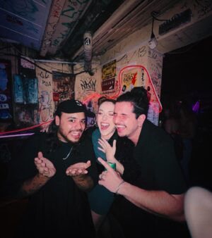 Gabriella Di Grecco Instagram - Quantos Gabs tem nessa foto? Kkkkkk

Dia desses, prestigiando a estreia do ep do @rhenerfreitas 🤟🎶

E tá FODA! Arrasaram demais amigos @otzisounds 👏