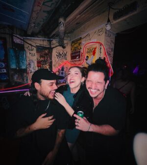 Gabriella Di Grecco Instagram - Quantos Gabs tem nessa foto? Kkkkkk

Dia desses, prestigiando a estreia do ep do @rhenerfreitas 🤟🎶

E tá FODA! Arrasaram demais amigos @otzisounds 👏