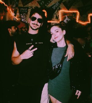 Gabriella Di Grecco Instagram - Quantos Gabs tem nessa foto? Kkkkkk

Dia desses, prestigiando a estreia do ep do @rhenerfreitas 🤟🎶

E tá FODA! Arrasaram demais amigos @otzisounds 👏