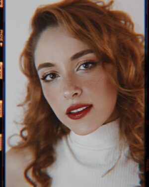 Gabriella Di Grecco Instagram - “O mais fundamental para a recuperação do espírito é perceber quão infeliz você é por tentar ser o que não é.” – Nietzsche

Ser um artista hoje, demanda que a gente exerça muito mais funções além de “apenas ser artista”. Essa cobrança de estar sempre produzindo, sempre atualizado, sempre atento aos números é uma das coisas que mais sufocam a nossa autenticidade. Eu passei por isso com as transformações nos últimos 5 anos. Mas existe solução. Você pode, deve e merece exercer todas as suas atividades e manter o seu lado mais autêntico vivo. 

𝗘𝘀𝘁𝗲 𝗱𝗼𝗺𝗶𝗻𝗴𝗼 𝟮𝟭/𝟰 𝘃𝗼𝘂 𝗺𝗼𝘀𝘁𝗿𝗮𝗿 𝗰𝗼𝗺𝗼 ❤️

Quem tá afim de encontrar essa solução, comentai com esse emoji 🎬