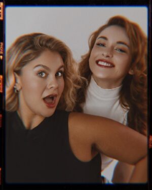 Gabriella Di Grecco Instagram - Fueguitos e Senhoras, 

Já faz um tempo que nós queremos realizar um sonho com vocês.

Nos últimos 4 anos de pós pandemia todos nós sofremos o impacto das mudanças de paradigma tanto como artistas, quanto como pessoas. 

Na arte e na vida pessoal, a nossa amizade, vontade de crescer e compartilhar nos fez olhar para essas mudanças, aceitar os novos desafios e redirecionar o nosso caminho na arte, desenvolvendo ferramentas concretas para expressar a nossa autenticidade, nossa arte, sendo coerente com o nosso propósito e, não menos importante, fazendo disso uma carreira autossustentável.

Por isso, senhoras e fuegutos, 𝗲𝘀𝘁𝗲 𝗱𝗼𝗺𝗶𝗻𝗴𝗼 𝟭𝟰/𝟬𝟰, 𝟭𝟭𝗵, 𝗮𝗾𝘂𝗶 𝗻𝗼 𝗜𝗻𝘀𝘁𝗮, 𝗳𝗮𝗿𝗲𝗺𝗼𝘀 𝘂𝗺𝗮 𝗟𝗜𝗩𝗘 para revelar pra vocês o fruto de duas amigas, artistas que querem um mundo mais diverso, mais divertido, mais completo e mais justo pra quem faz arte ❤️

Digite EU VOU se você vai participar da live! 😉

Esperamos vocês
