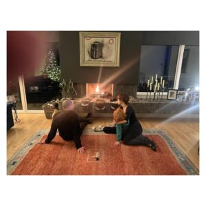 Gabriella Pession Instagram - Foto di rito che scattiamo ogni anno, la sera della Vigilia di Natale, da quando e’ nato il nostro Amore ❤️
E’ più una tradizione postare questa foto, che la voglia di fare un post natalizio, motivo per il quale non l’ho postata la sera del 24!
Preferisco vivere i momenti speciali senza social media.
Detto questo, spero abbiate tutti passato un piacevole Natale e Auguri 
di Buon Anno 2024 ⭐️
#christmas 
#happynewyear 
#holidays 
#ireland🍀