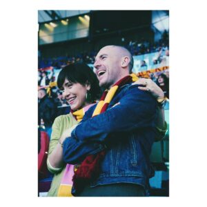 Gabriella Pession Instagram - Bellissima serata allo stadio Olimpico ospiti di @officialasroma…Grazie davvero di cuore per la vostra affettuosissima accoglienza 🙏🏻
!!IMPORTANTE!!! 
Vedete la sciarpa giallorosso e ROSA che porto tra le mani ? 
E’ una sciarpa davvero speciale…
E’ infatti una sciarpa da per le donne, 
non solo perché e’ stato inserito del rosa tra i color della Roma, ma perché può aiutare tante donne come te, come me, come tutte noi.
 Il ricavato dalle vendite di queste sciarpe, infatti, sarà utilizzato dal Club per l’acquisto di lettini ginecologici e divisori medicali da donare ad alcuni ospedali per offrire alle donne vittime di violenza che un percorso di visita appositamente dedicato, che garantisca loro la massima riservatezza e tutela. Le sciarpe sono in vendita negli store AS Roma.
 Grazie per l’aiuto che ci darete….e come sempre FORZA ROMAAAAAA
#dajeroma 
#roma 
#asroma 
#forzaroma 
#noallaviolenzasulledonne 
#controlaviolenzasulledonne 
#calcio 
#soccer
@richardfloodofficial