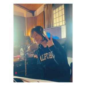 Gabriella Pession Instagram - Qui si canticchia …e si lavoricchia per voi 🎤🎶😎💫
#sorpresa 
#surprise 
#daje 
#volevofarelacantante 
#mócipenso