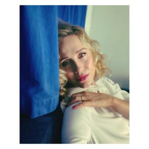 Gabriella Pession Instagram - Un po’ RITA …un po’ Marilyn 
Prossimamente al Cinema 
“UNA COMMEDIA PERICOLOSA” 
.
.
#unacommediapericolosa 
#cinema 
@rodeodriveproduction 
@rai_cinema 
@alexpondi 
#film 
#comedy 
#commedia
